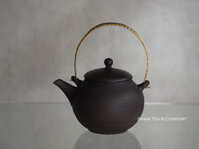 https://shihateacomfort.com/wp-content/uploads/2020/01/Jinshu-Black-Metal-Handle-Shell-Gold-Small-Teapot-Tokoname-Japanese-Kyusu-1.jpg